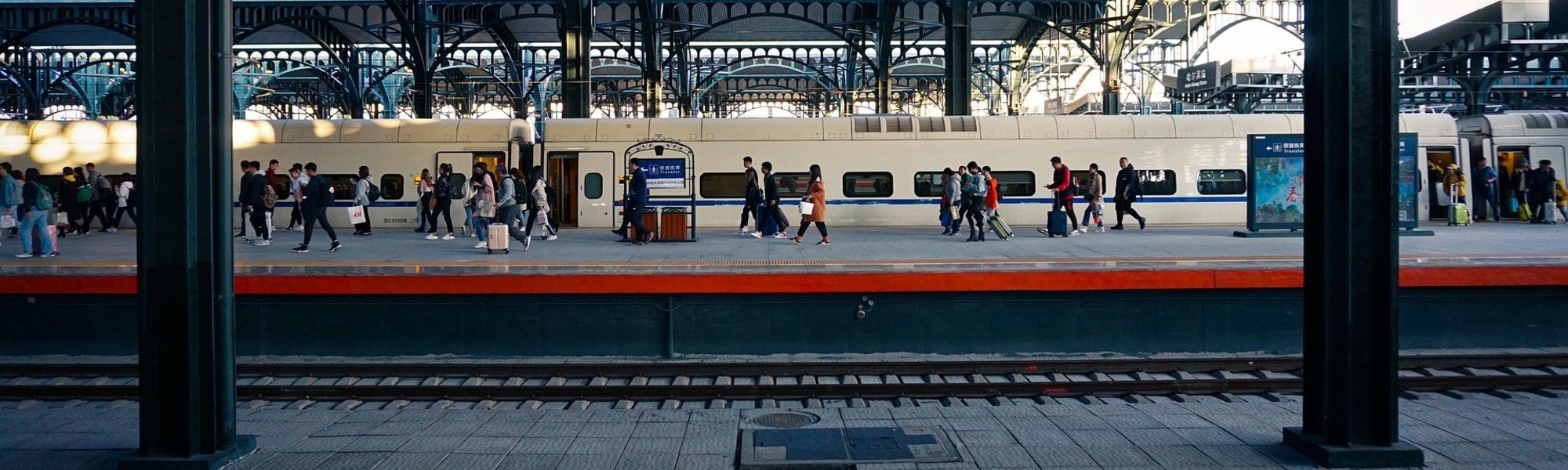 Hall de gare en journée et train à quai.