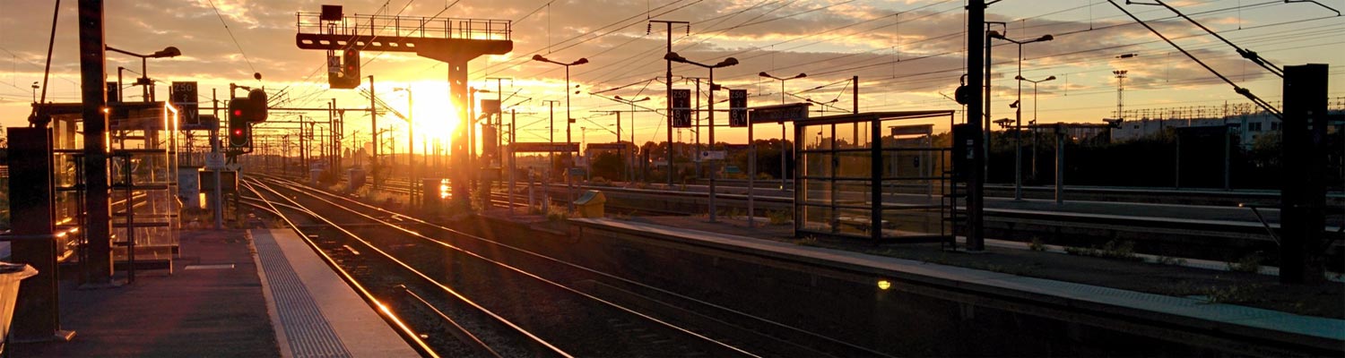 Quais de la gare et voies au soleil couchant