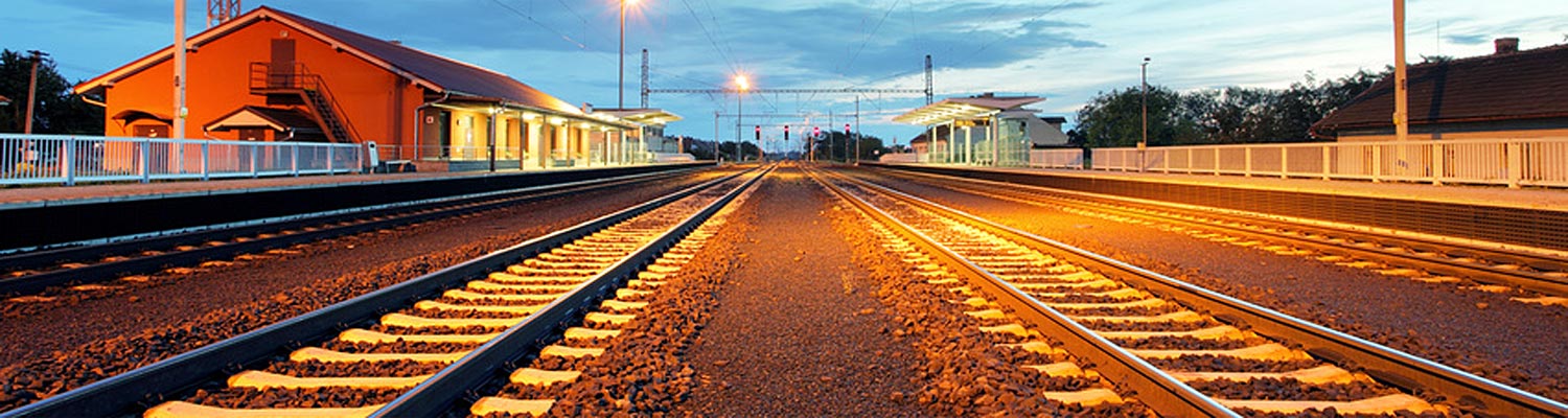 Voies ferrées - Gare de campagne à la tombée du soir