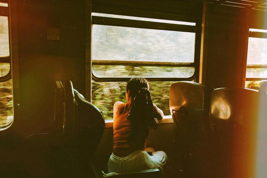 Femme qui voyage en train