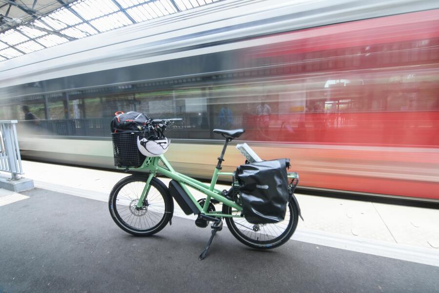 Vélo sur le quai de la gare